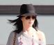 La pétillante Katy Perry ultra craquante avec sa mini jupe sexy assortie à son fedora... ou borsalino si vous préférez. 
