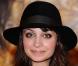 Nicole Richie toujours au top... Ici avec une capeline qui lui offre une allure bobo chic totalement dans le vent ! 