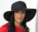 Nicole Scherzinger très élégante protégée sous une large capeline ! 