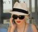 Christina Aguilera : Lèvres carmins, lunettes oversize et borsalino... un look tip top ! 