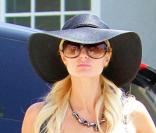 Quand Paris Hilton joue les divas c\'est bien sûr avec une capeline sur la tête et les grosses lunettes qui vont avec.<br />