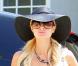 Quand Paris Hilton joue les divas c'est bien sûr avec une capeline sur la tête et les grosses lunettes qui vont avec. 