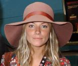 Sienne Miller en mode hippie chic et capeline sur la tête... Elle est incroyablement in.<br />