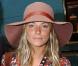 Sienne Miller en mode hippie chic et capeline sur la tête... Elle est incroyablement "in". 