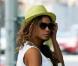 Beyoncé... simplement parfaite, et son borsalino acidulé est juste trop "in" ! 