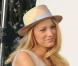 Blake Lively dans une splendide robe cage couleur nude signée George Chakra, accessoirisée d'un joli canotier sur la tête... Décidément la superbe blonde est toujours canon ! 