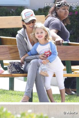 Brooke Burke au parc avec ses deux plus petits enfants, Heaven et Shaya. 17/09/210
