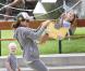 Brooke Burke au parc avec ses deux plus petits enfants, Heaven et Shaya. 17/09/210