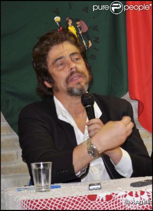 Benicio Del Toro a visité une école brésilienne à Guaramera gérée par le Mouvement des travailleurs ruraux sans-terre le 16 septembre 2010