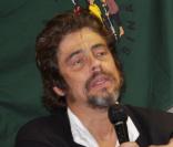 Benicio Del Toro a visité une école brésilienne à Guaramera gérée par le Mouvement des travailleurs ruraux sans-terre le 16 septembre 2010