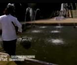 Les candidats plongent dans la fontaine pour aller chercher les carpes, au Château de Versailles (Un dîner presque parfait, 20 septembre 2010)