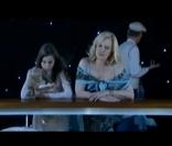 Sylvie Vartan partage un duo avec sa fille adoptive Darina