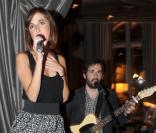 Victoria Bedos et Olivier Closmedeuc de Vicky Banjo lors du concert dans le club L'Arc à Paris le 22 septembre 2010