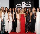 Alexandra Golovanoff entourée des 10 finalistes lors de la finale Elite Model Look à Paris le 23/09/10
