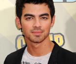 Joe Jonas, membre des Jonas Brothers, pourrait rejoindre le casting du projet télé de Tom Hanks.  