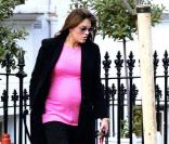 Elizabeth Hurley le 8 mars 2002. Elle accouchera le 4 avril 2002. 