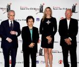 José Carreras, Shirin Ebadi, Mira Sorvino et Sebastiao Salgado lors d'une soirée de gala de l'association Save the Children à Madrid le 28 septembre 2010