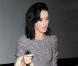 Katy Perry, sexy et tendance, moulée dans une robe pull H&M.