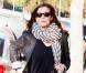 Liv Tyler aussi suit la tendance et opte pour la robe pull version soft, accessoirisée d'un maxi foulard !