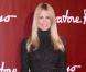 Claudia Schiffer porte une robe pull en paillettes Salvatore Ferragamo.
