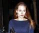 Angelina Jolie dans une robe pull torsadée couleur bleu marine, signée Loro Piana.