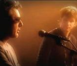 En 2000, Noir Désir partageait avec Alain Bashung sa chanson <em>Volontaire</em> pour la compilation <em>Climax</em>. En 2010, le groupe girondin reprend <em>Aucun express</em> en hommage au défunt. (image du clip de <em>Volontaire</em>)
