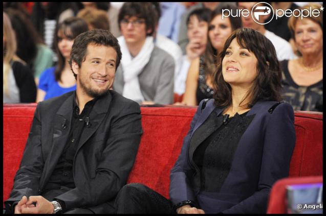 Marion Cotillard et Guillaume Canet lors de l'enregistrement de l'émission Vivement Dimanche le 6 octobre 2010, diffusée le 10 octobre