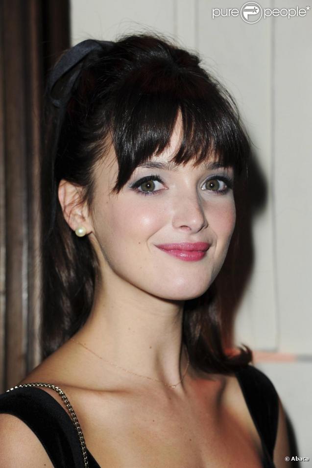 http://static1.purepeople.com/articles/7/65/42/7/@/488457-charlotte-le-bon-637x0-1.jpg