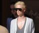 Charlize Theron à la sortie de l'Hôtel Ritz, où elle loge à l'occasion du tournage d'une pub pour Dior, à Paris, le 22 septembre 2010.