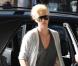 Charlize Theron à la sortie de l'Hôtel Ritz, où elle loge à l'occasion du tournage d'une pub pour Dior, à Paris, le 22 septembre 2010.