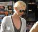 Charlize Theron à la sortie de l'Hôtel Ritz, où elle loge à l'occasion du tournage d'une pub pour Dior, à Paris, le 22 septembre 2010.