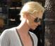 Charlize Theron à la sortie de l'Hôtel Ritz, où elle loge à l'occasion du tournage d'une pub pour Dior, à Paris, le 22 septembre 2010.