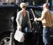 Charlize Theron à la sortie de l'Hôtel Ritz, où elle loge à l'occasion du tournage d'une pub pour Dior, à Paris, le 22 septembre 2010.
