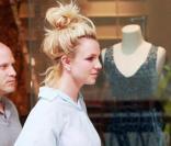 Britney Spears s'accorde une séance de shopping à Calabasas, entourée de son garde du corps, vendredi 8 octobre.