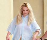 Britney Spears s'accorde une séance de shopping à Calabasas, entourée de son garde du corps, vendredi 8 octobre.
