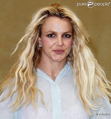 Britney Spears s'accorde une séance de shopping à Calabasas, entourée de  son garde du corps, vendredi 8 octobre.
