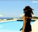Sophie Ellis-Bextor fait une fois encore preuve d'une sensualité glacée irrésisitible dans le clip de  Not giving up on love , extrait de son album  Straight to the heart  et de l'album  Mirage  d'Armin van Buuren.