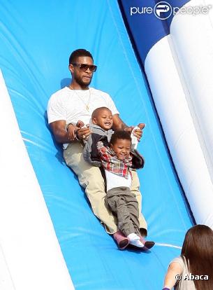Usher et ses fils Usher Raymond V et Naviyd Ely au parc d'attraction, dans West Hollywood