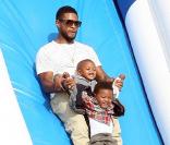 Usher et ses fils Usher Raymond V et Naviyd Ely au parc d'attraction, dans West Hollywood 