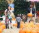 Usher et ses fils Usher Raymond V et Naviyd Ely au parc d'attraction, dans West Hollywood