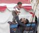 Usher et ses fils Usher Raymond V et Naviyd Ely au parc d'attraction, dans West Hollywood