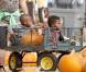 Usher et ses fils Usher Raymond V et Naviyd Ely au parc d'attraction, dans West Hollywood