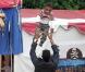 Usher et ses fils Usher Raymond V et Naviyd Ely au parc d'attraction, dans West Hollywood