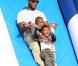Usher et ses fils Usher Raymond V et Naviyd Ely au parc d'attraction, dans West Hollywood