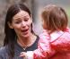 Jennifer Garner accompagne ses filles Violet et Seraphina au cours de foot, à Los Angeles, le 16 octobre 2010,