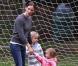 Jennifer Garner accompagne ses filles Violet et Seraphina au cours de foot, à Los Angeles, le 16 octobre 2010,