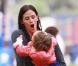 Jennifer Garner accompagne ses filles Violet et Seraphina au cours de foot, à Los Angeles, le 16 octobre 2010,