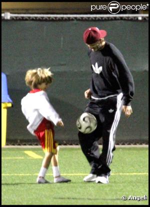 David Beckham et son fils Romeo viennent soutenir le petit Cruz, 5 ans, qui joue un match de foot à Santa Monica, samedi 9 octobre.