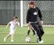 David Beckham et son fils Romeo viennent soutenir le petit Cruz, 5 ans, qui joue un match de foot à Santa Monica, samedi 9 octobre.