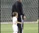 David Beckham et son fils Romeo viennent soutenir le petit Cruz, 5 ans, qui joue un match de foot à Santa Monica, samedi 9 octobre.